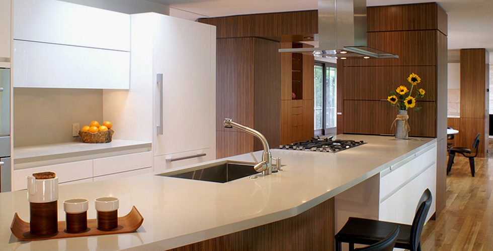 Contemporary kitchen in white lacquer and quarter-sawn walnut
