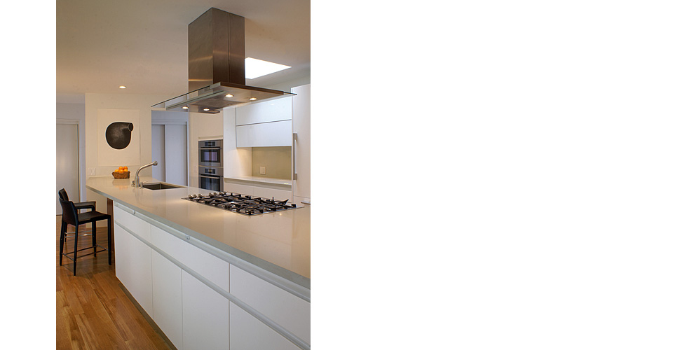 Contemporary kitchen in white lacquer and quarter-sawn walnut