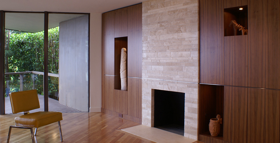 Contemporary kitchen in white lacquer and quarter-sawn walnut