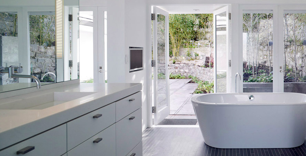 Modern White Bathroom - tub