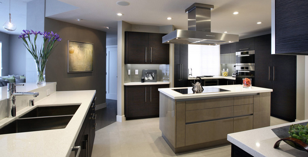 The kitchen features bold stainless steel handles, further emphasizing the kitchen’s clean, sleek lines